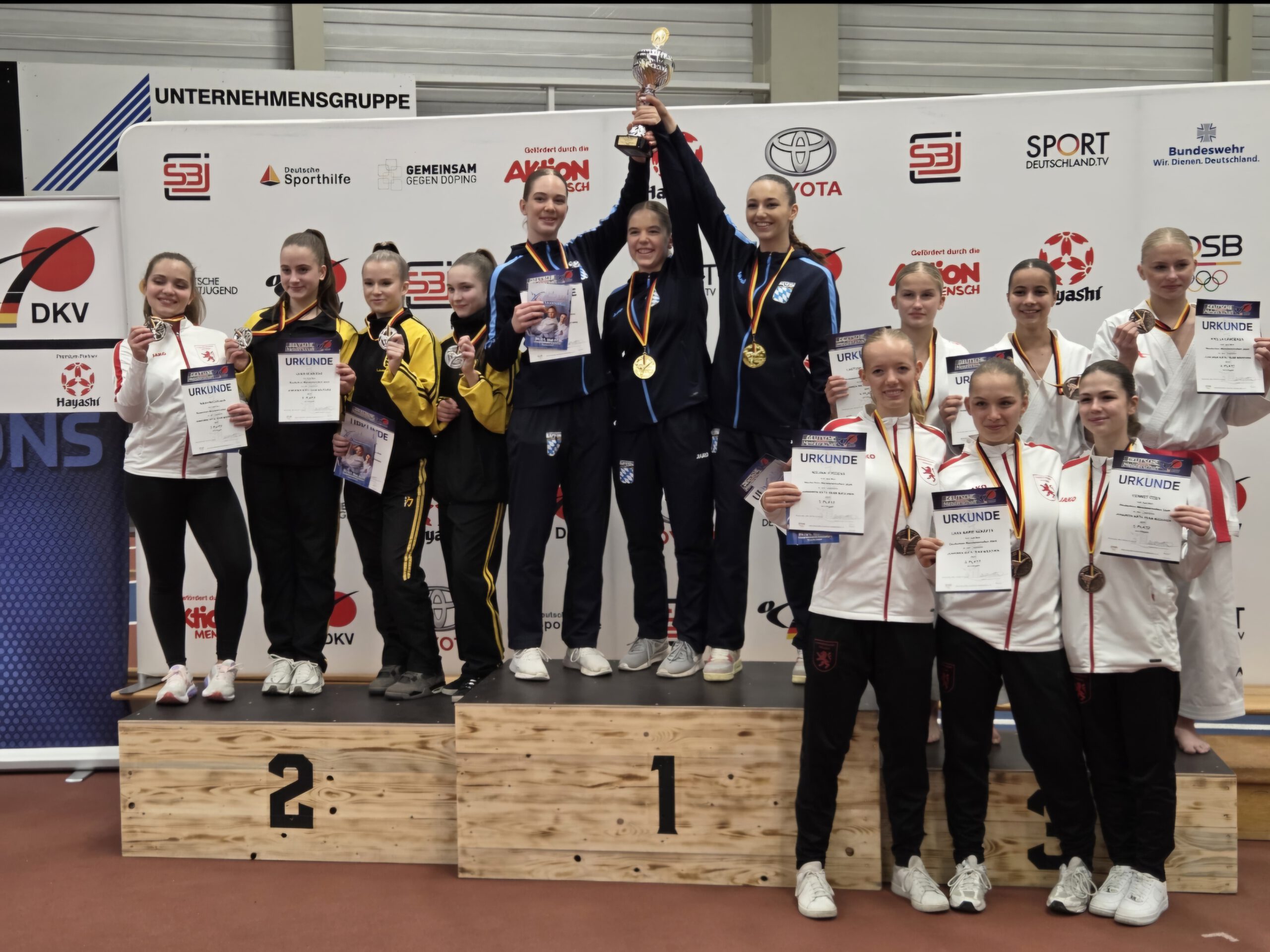 Du betrachtest gerade Biedemann-Zwillinge erneut Deutsche Karate Meisterinnen